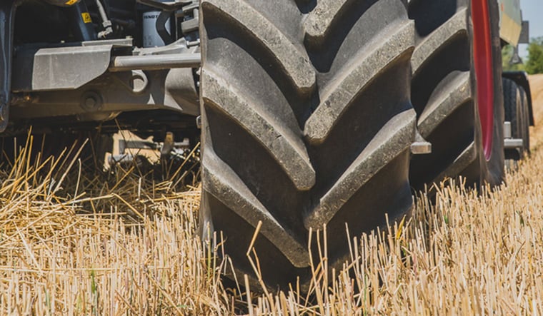 uso del tractor en el campo