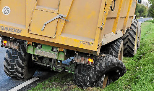 Reventón de un neumático de remolque agrícola