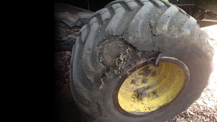 desgaste de neumáticos de tractor, precaución peligro