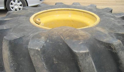 ¿Puede repararse una hernia en el neumático de mi tractor?