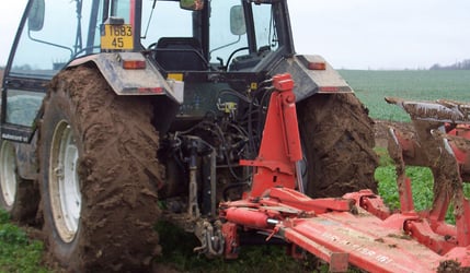 ¿Cómo tener una buena autolimpieza de los neumáticos de tu tractor?