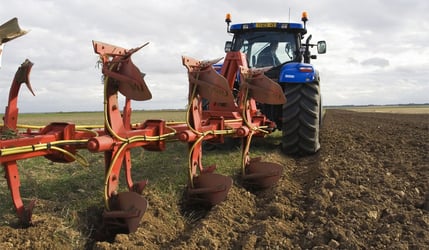 ¿Cuál es el impacto de la anchura de sección de los neumáticos agrícolas?